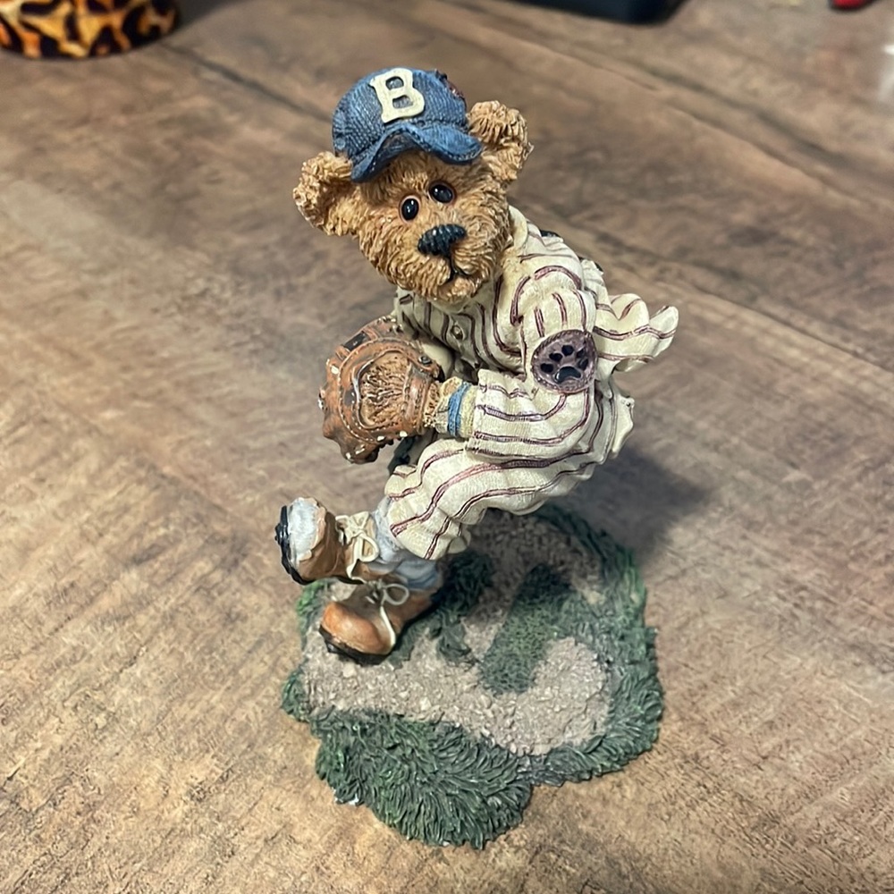 Boyds Bear baseball pitcher figurine
